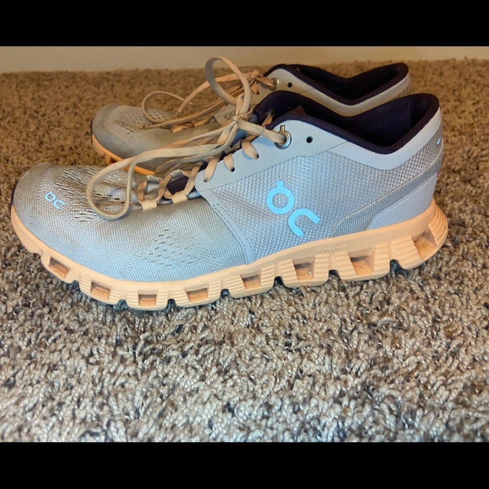 On Cloud X! Size 8! Color: Silver/Almond